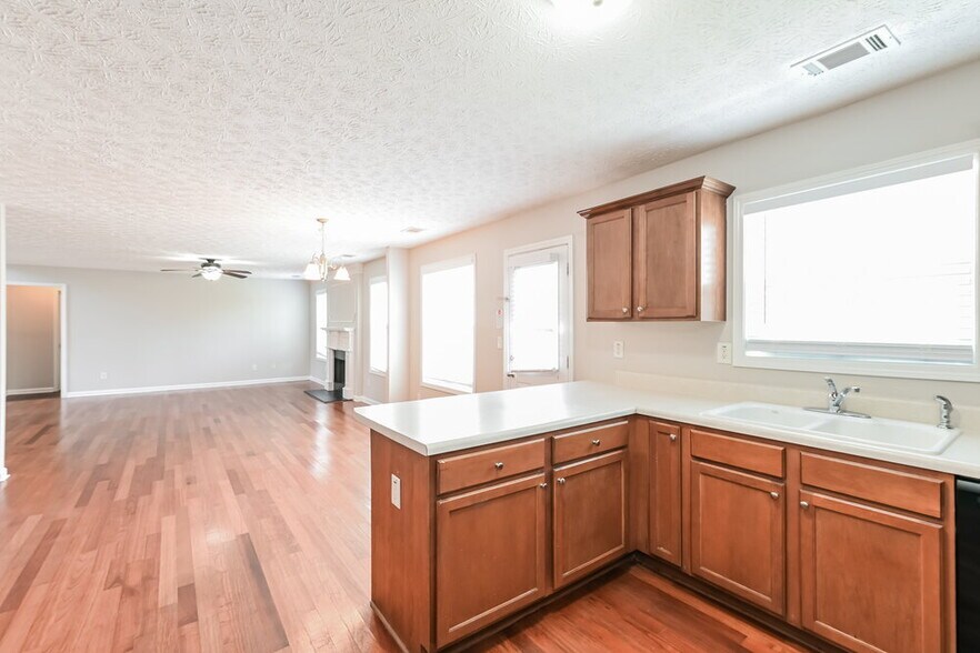 Building Photo - 1035 Paper Creek Dr SE