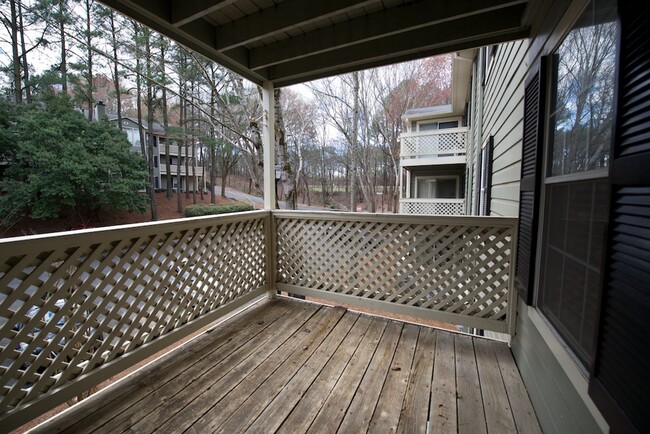 Building Photo - Renovated 2/1 Condo in Sandy Springs w/ Po...