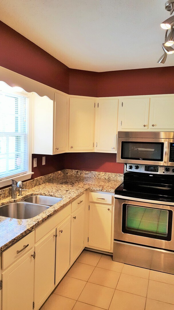 Building Photo - Great, 3 Bedrooms, 1.5 Baths, Brick Ranch ...