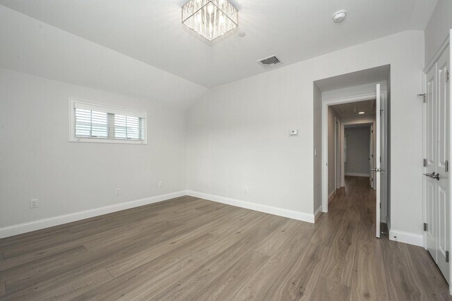 Building Photo - 241 Gainsborg Ave E