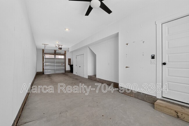 Building Photo - 5018 Tiny Ln