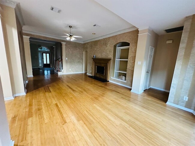 Building Photo - 17014 Sandestine Dr