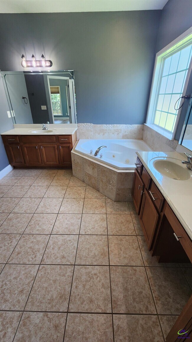 Building Photo - 502 Woods Edge Way
