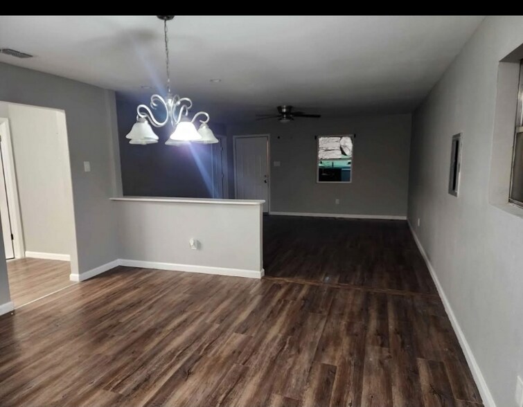 Building Photo - 1208 Sabinas St