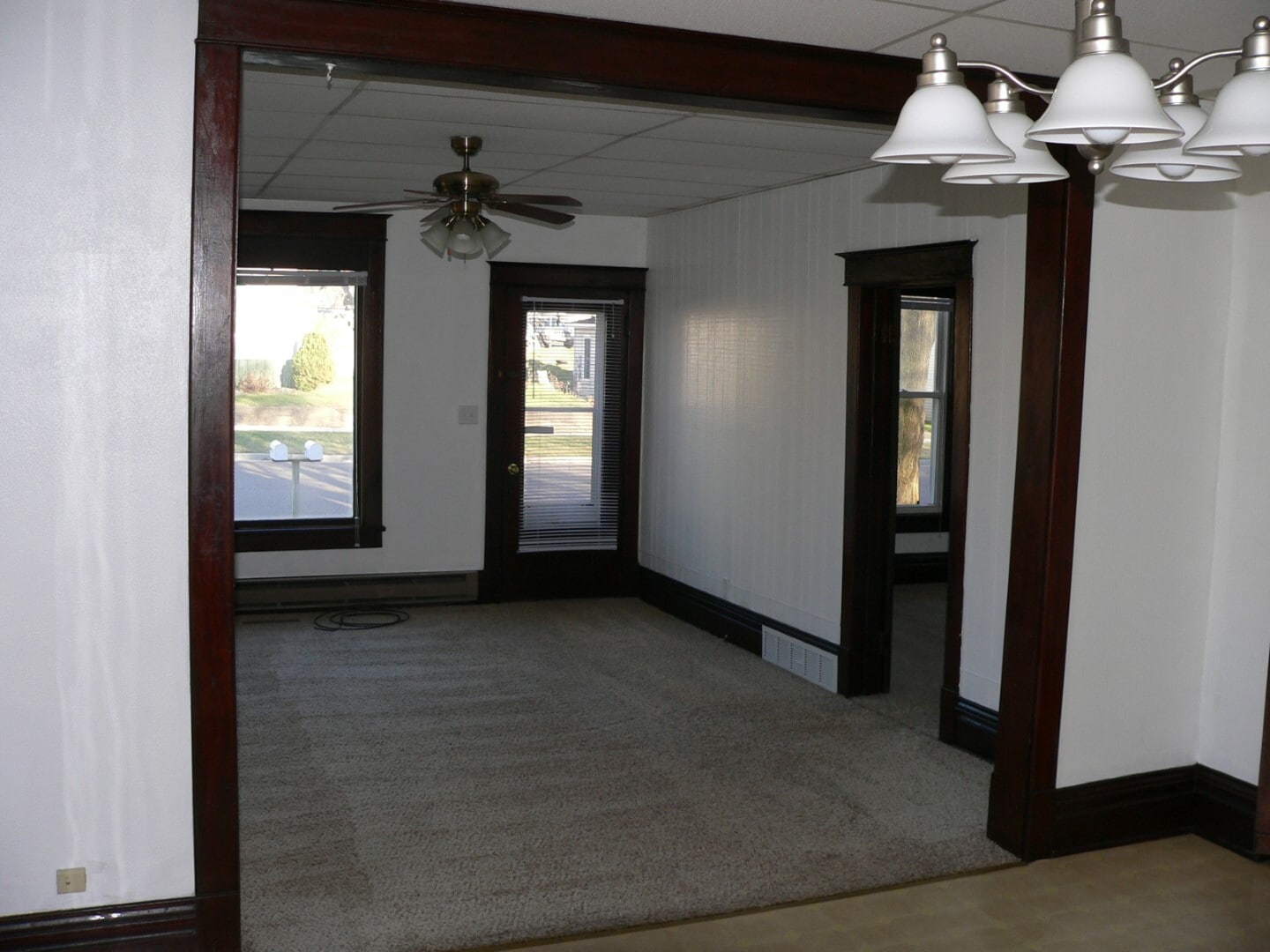 Living room/front entry - 2 S Rural St