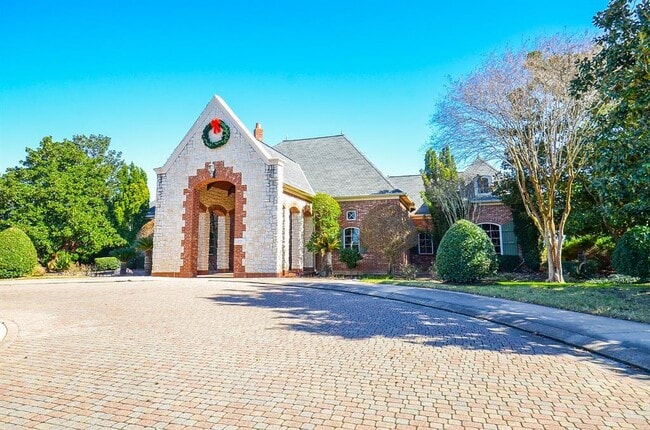 Building Photo - 5835 Stratford Gardens Dr