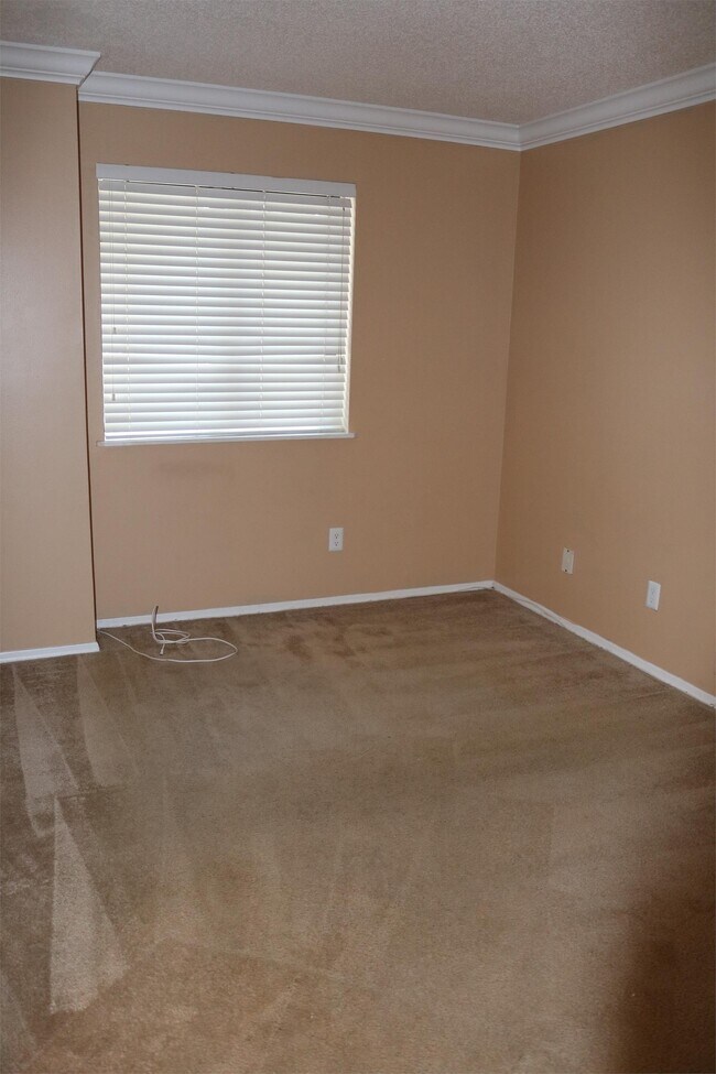 Building Photo - 151 Waterfall Way