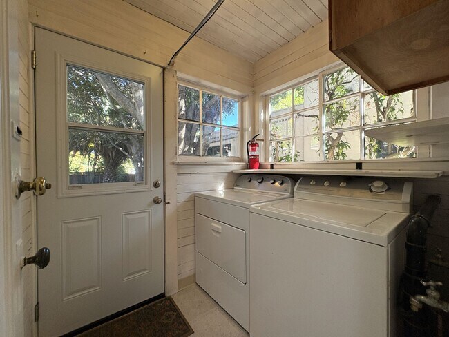 Building Photo - Charming 2-Bedroom Home with Spacious Back...