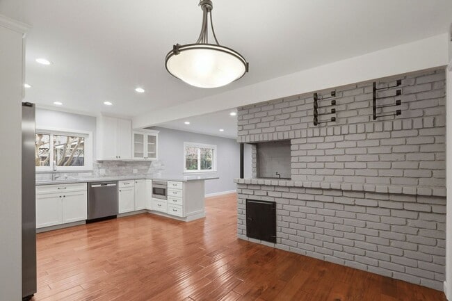 Building Photo - Remodeled 3 Bedroom 2 Bathroom Sunnyvale Home