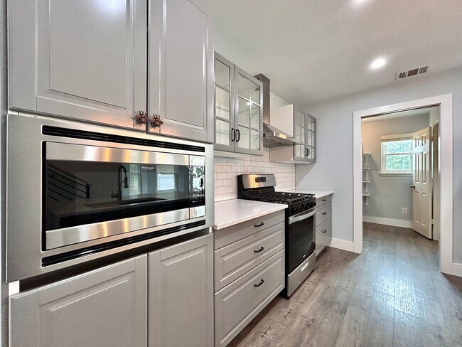 Building Photo - Modern 3/BR 2.5/BA Home with Patio & Balcony