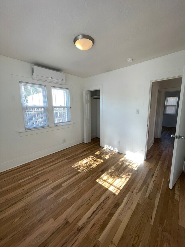 Building Photo - 407 Harvard Dr SE