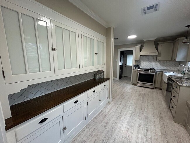 Building Photo - Spacious Corner Lot Charm