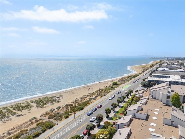 Building Photo - 2101 Shore Line Dr