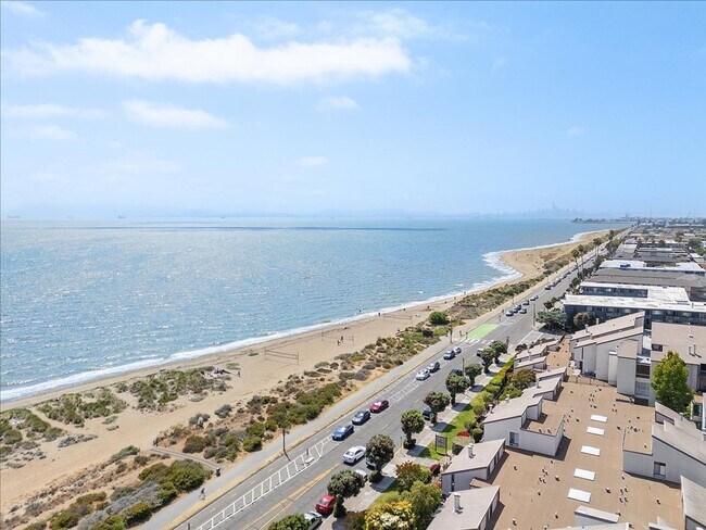 Building Photo - 2101 Shoreline Dr