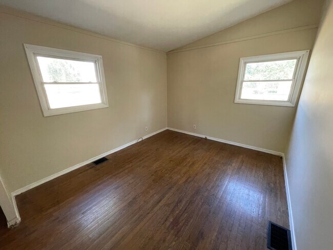 Building Photo - 504 Pixley St