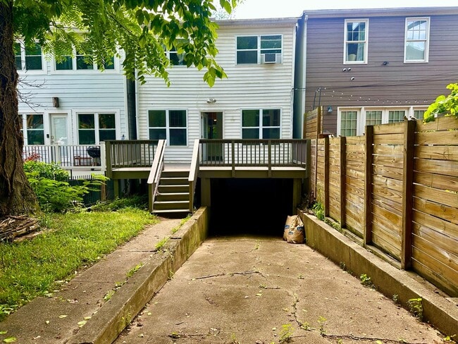 Building Photo - 4 Bed + 2 Bath - Pets Welcome! Parking!