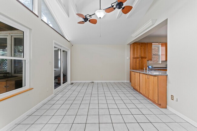 Building Photo - 314 Custer Ave