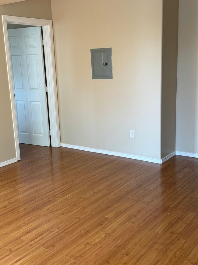 Building Photo - 2071 Vista Del Mar Ave