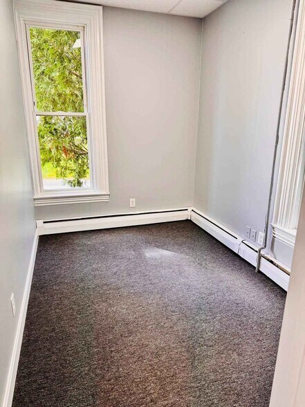 Building Photo - 14 Willow St