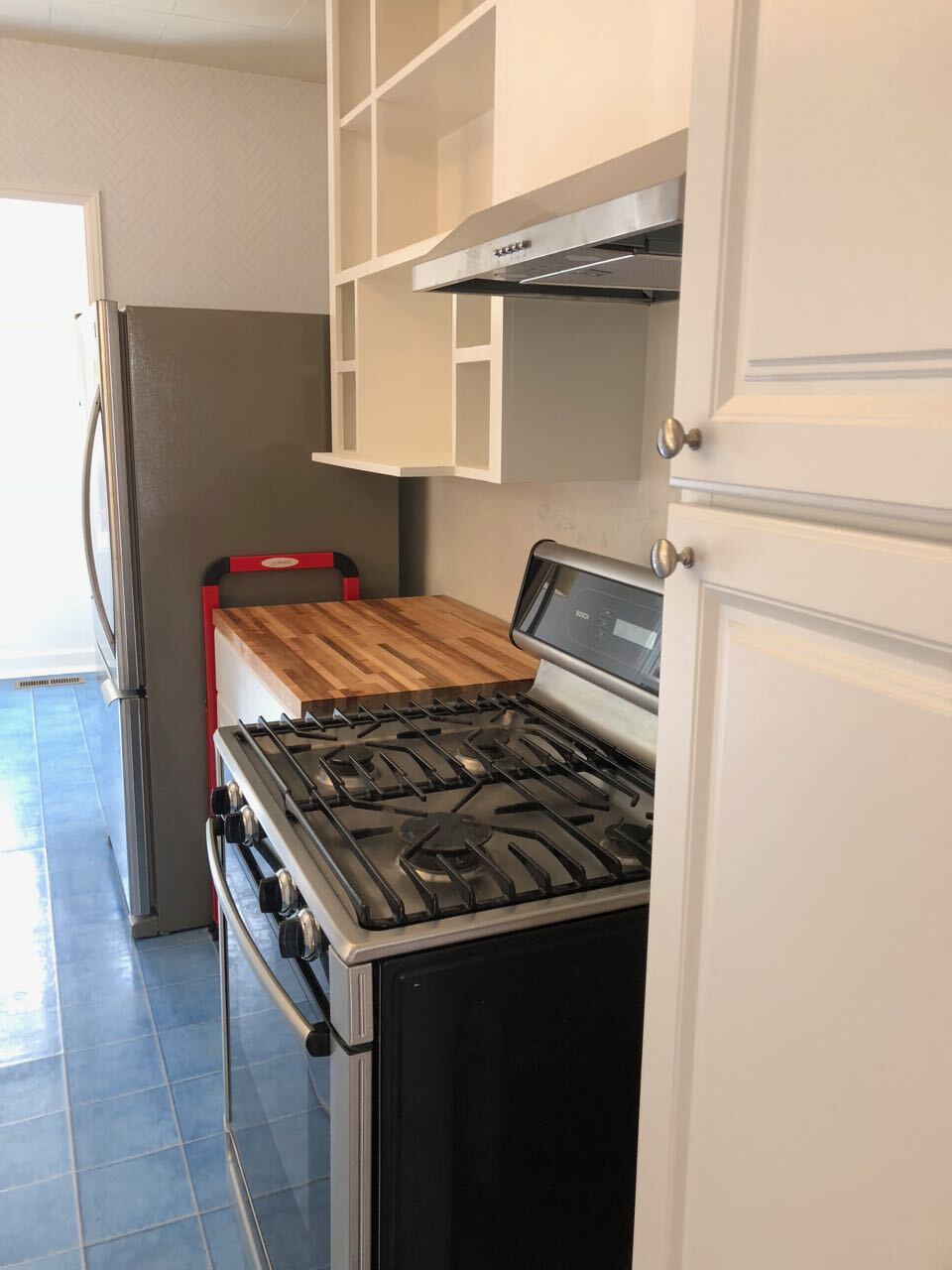 Gas stove/oven - 1005 Del Monte Blvd