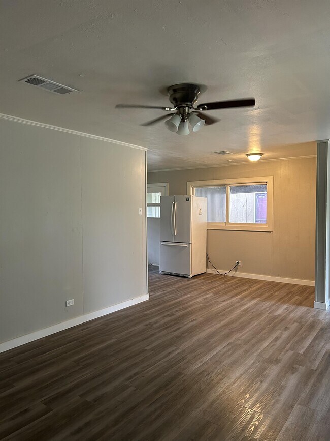 Building Photo - 1805 N McGuire Ave