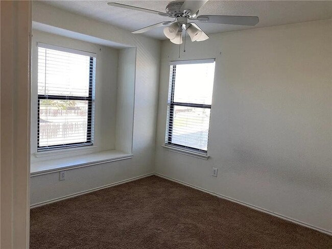Building Photo - 2200 Weiss Ln