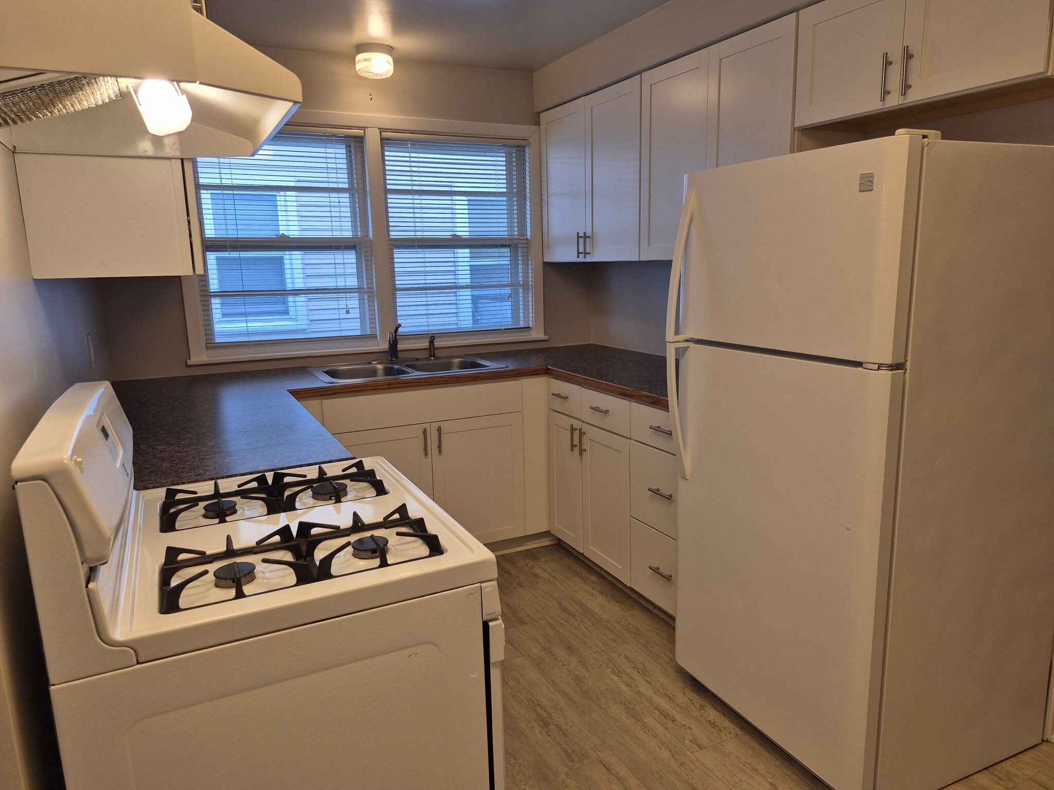 Kitchen with Gas Range - 2219 W 61st St