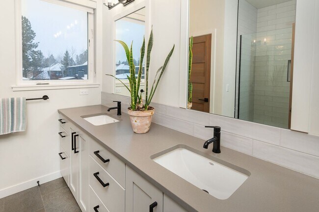 Building Photo - Custom 4 Bed Home in Shevlin West