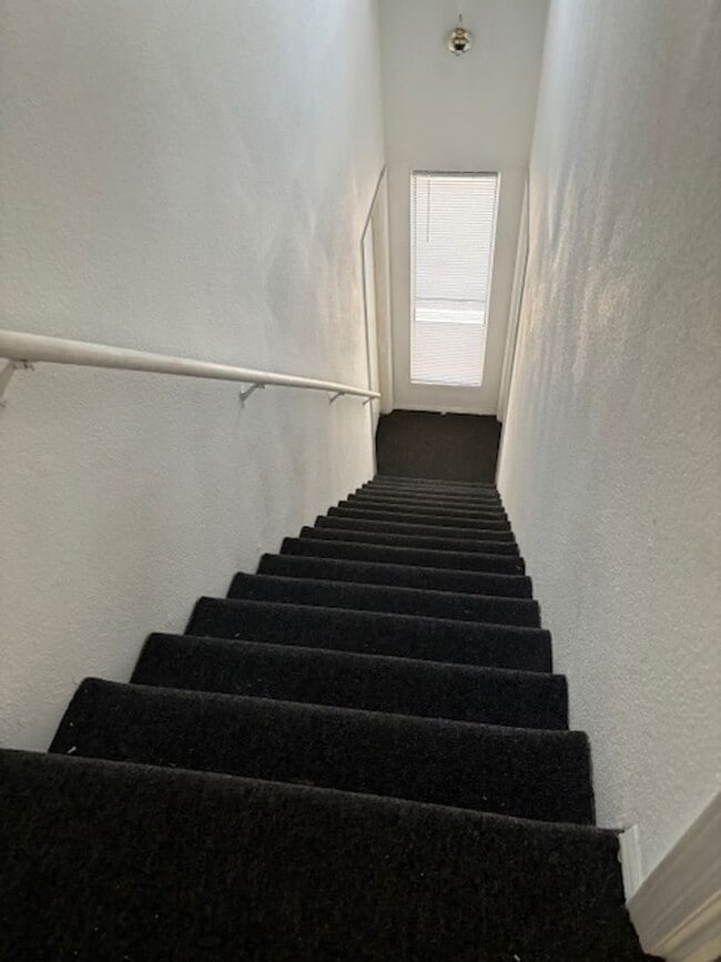 Building Photo - 1 BEDROOM 1 BATH WITH 1 CAR GARAGE ATTACHED IN NICE COMMUNITY GLENDALE