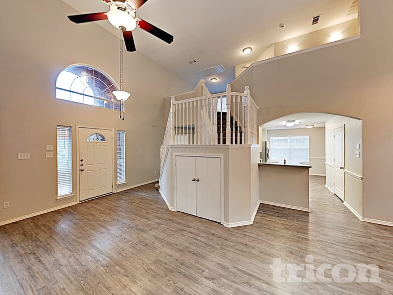 Building Photo - 1028 Glencrest Dr