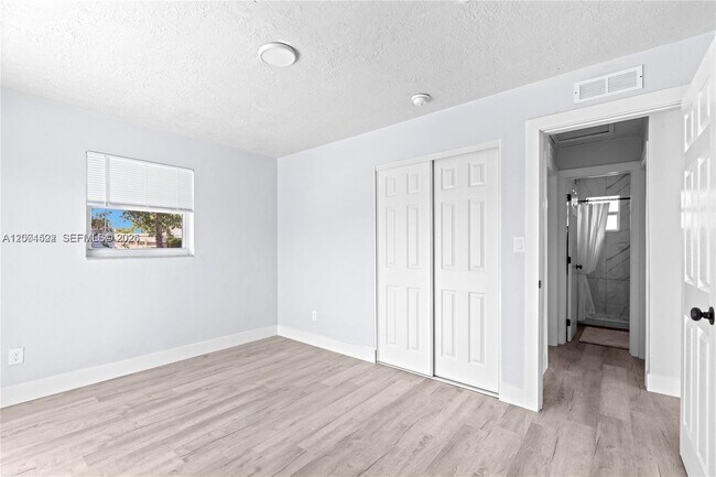 Building Photo - 5621 SW 38th Ct