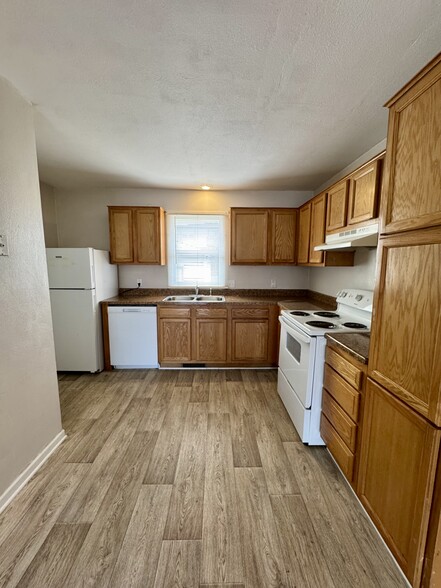 Building Photo - 671 W 64th St