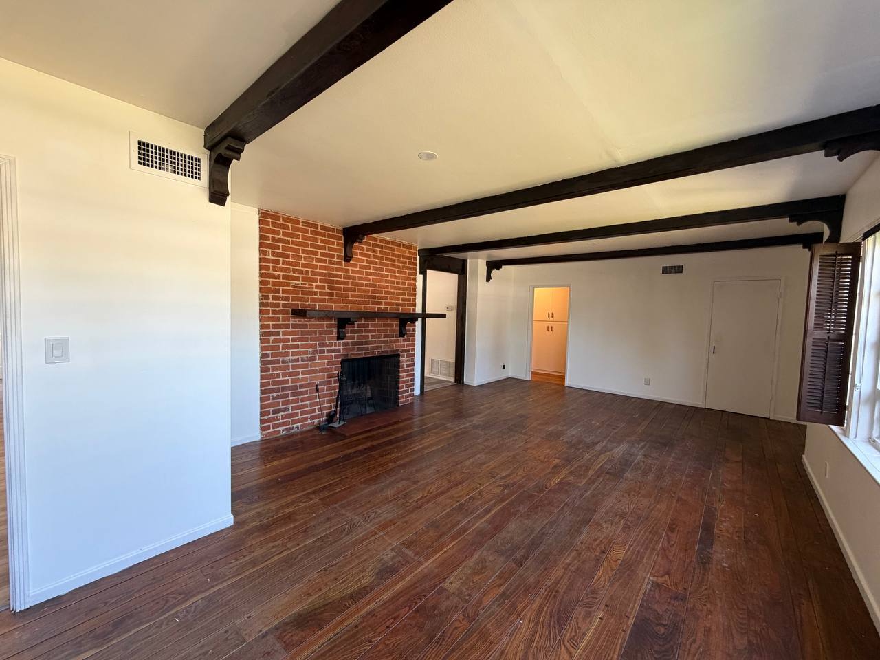 Building Photo - 13422 Oxnard St