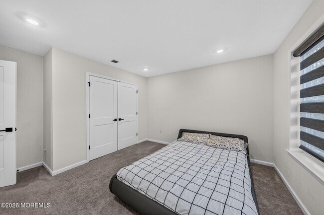 Building Photo - 319 Tulip Ct