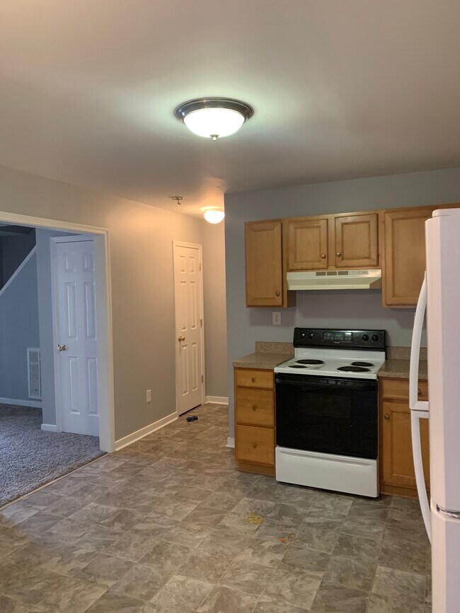 Kitchen - 627 Della St