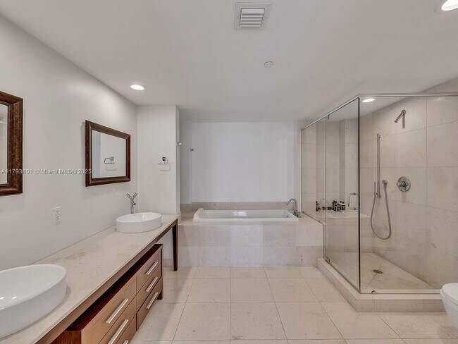 Building Photo - 475 Brickell Ave