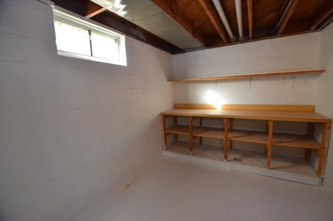 Building Photo - Cute Merle Hay Home!