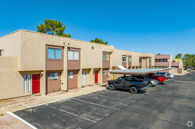 Building Photo - Los Prados