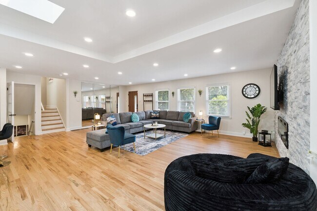 Building Photo - Fully Furnished: Beautiful 4-Bedroom Home ...