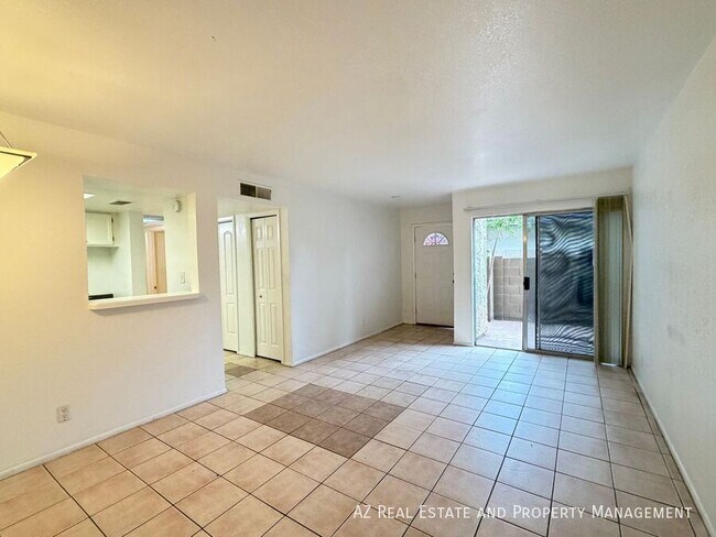 Building Photo - 1620 E Cambridge Ave