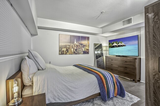 Building Photo - 7320 Hawthorn Ave