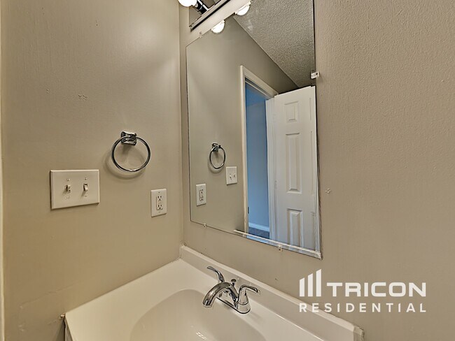 Building Photo - 6530 Lynmont Dr