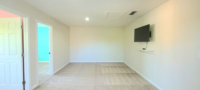 Building Photo - BEAUTIFULLY MAINTAINED SINGLE FAMILY HOME ...