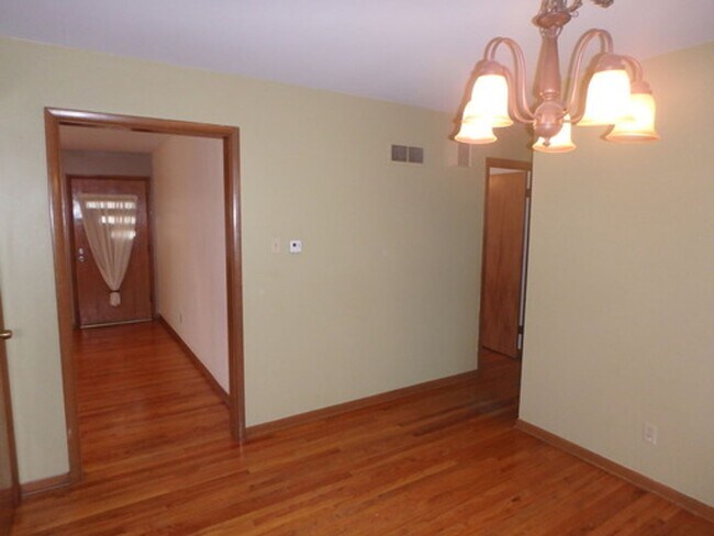 Building Photo - 2300 N Semon Rd