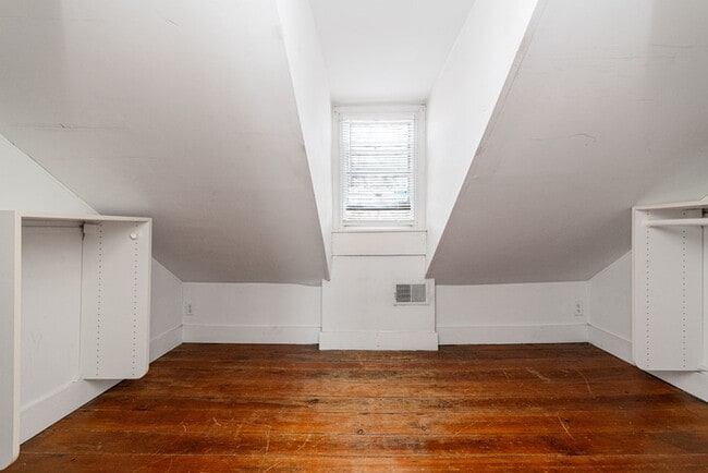 Building Photo - 3 Bedroom with Fenced in rear yard