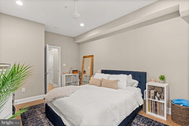 Building Photo - Beautifully Updated 2 BR 2 BA in the heart of Logan Circle
