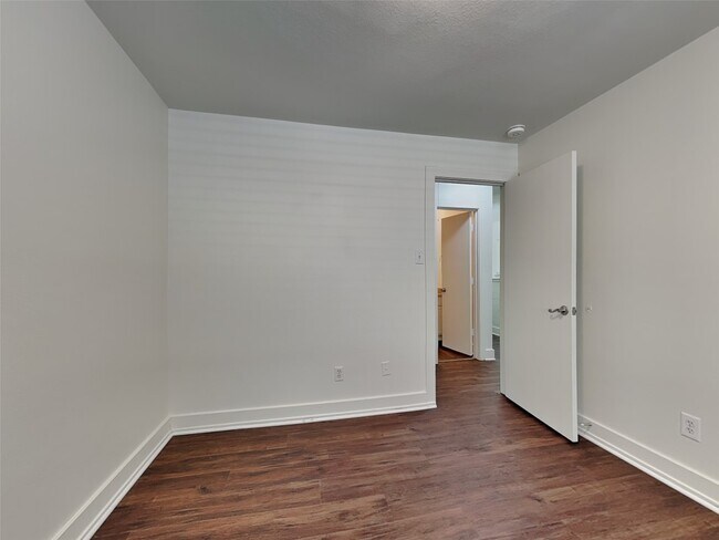 Building Photo - 26880 Hailey's Manor