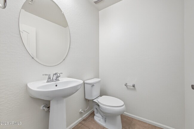 Building Photo - 6135 E Paradise Ln