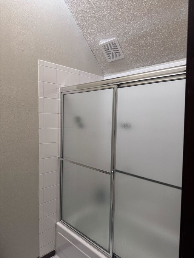 Building Photo - Spacious All Electric Townhome Near Downtown Independence