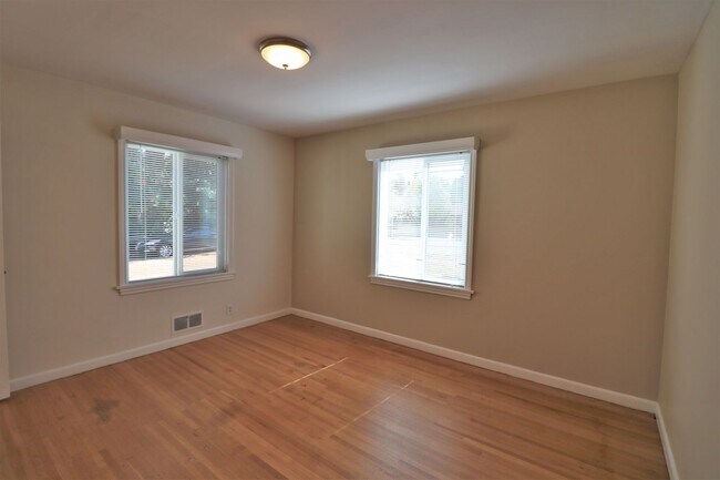 Building Photo - 2 Bedroom 1 Bathroom House in Wedgwood!